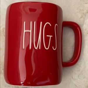 RED RAE DUNN ‘HUGS / KISSES’ MUG. BRAND NEW!